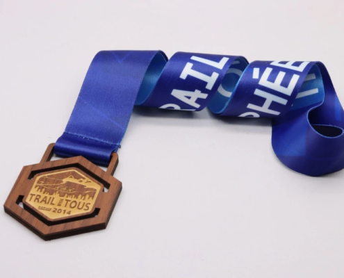 médaille en bois avec lanyard bleu