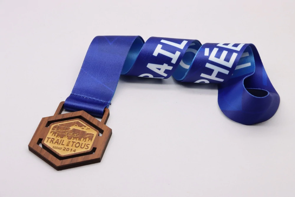 médaille en bois avec lanyard bleu
