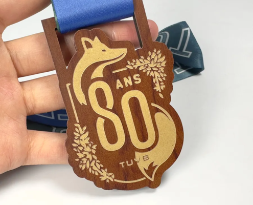 médaille en bois cerisier personnalisé