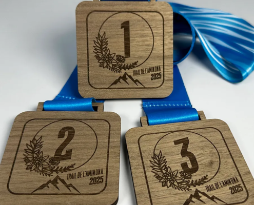 médaille en bois en noyer personnalisée